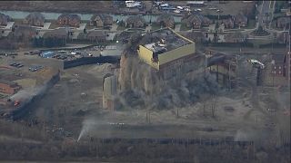 Explosión controlada de una vieja central eléctrica en Detroit