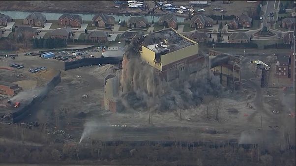 Explosión controlada de una vieja central eléctrica en Detroit Explosión controlada de una vieja central eléctrica en Detroit