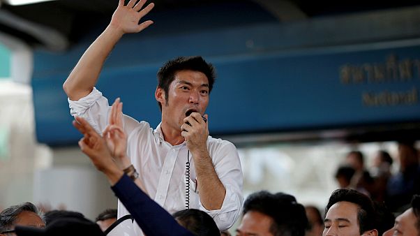 Bangkok'da düzenlenen izinsiz protesto gösterisine Gelecek İleride Partisi (Future Forward) lideri Thanathorn Juangroongruangkit öncülük etti Bangkok'da düzenlenen izinsiz protesto gösterisine Gelecek İleride Partisi (Future Forward) lideri Thanathorn Juangroongruangkit öncülük etti
