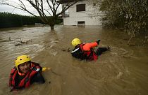 Equipas de bombeiros inspecionam um bairro inundado em Peyrehorade