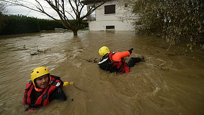 Equipas de bombeiros inspecionam um bairro inundado em Peyrehorade