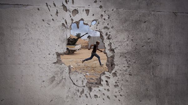Libya'da Kaddafi güçlerine karşı savaşan muhalif bir savaşçı kendi cephesine koşarken / 2011 (arşiv) Libya'da Kaddafi güçlerine karşı savaşan muhalif bir savaşçı kendi cephesine koşarken / 2011 (arşiv)