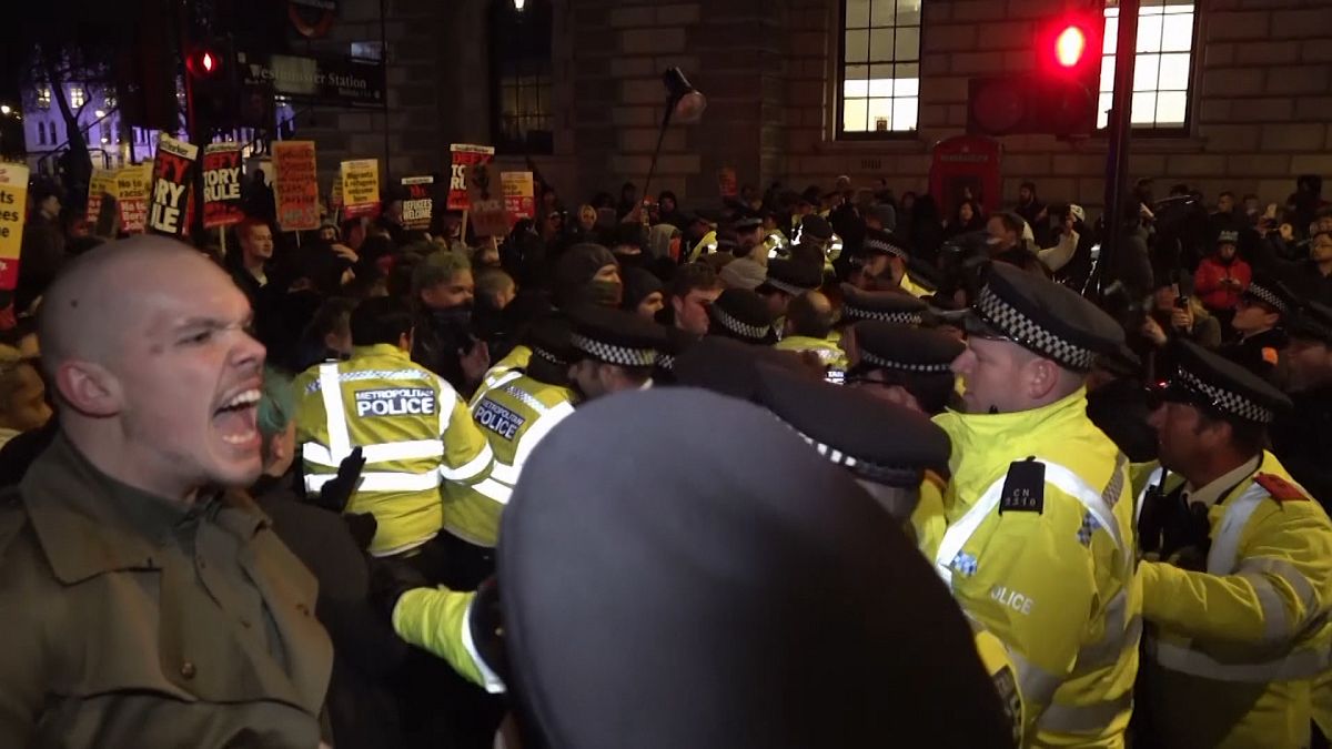 Enfrentamientos entre la policía y los manifestantes contrarios a Boris Johnson
