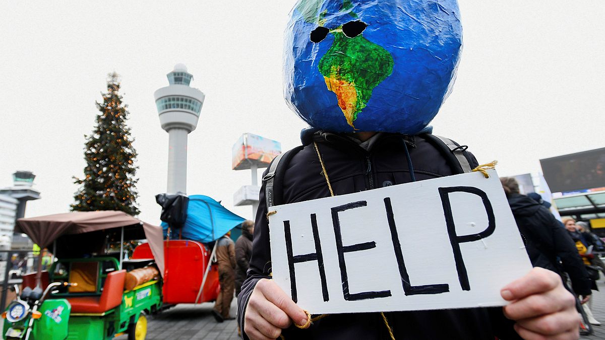 Hollandia: klímatüntetés az Amszterdam-Schiphol Nemzetközi Repülőtéren 