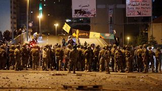 شاهد: عندما "تنفلت أعصاب" عناصر حزب الله وأمل.. اشتباكات مع المتظاهرين وقوى الأمن