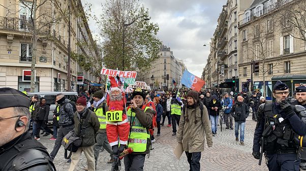 Fransa'da Sarı Yelekliler, Cumhurbaşkanı Emmanuel Macron yönetiminin politikalarını protesto etmek için yeniden sokağa çıktı. Paris'teki gösteride bir kişi gözaltına alındı Fransa'da Sarı Yelekliler, Cumhurbaşkanı Emmanuel Macron yönetiminin politikalarını protesto etmek için yeniden sokağa çıktı. Paris'teki gösteride bir kişi gözaltına alındı