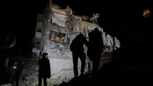 Arnavutluk'ta savcılar, depremde yıkılan binalarda suçu bulunan 17 kişi hakkında yakalama kararı çıkardı Arnavutluk'ta savcılar, depremde yıkılan binalarda suçu bulunan 17 kişi hakkında yakalama kararı çıkardı