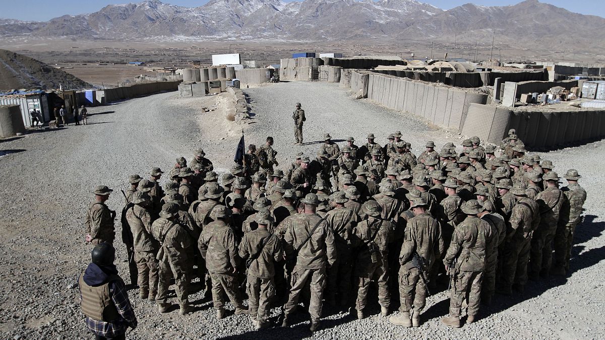 عدد من الجنود الأمريكيين يستمعون إلى الجنرال جيمس ماكونيفل قائد قوات الناتو خلال زيارة زايرة إلى وردك شرق أفغانستان خلال عطلة عيد الميلاد. 25/12/2013 
