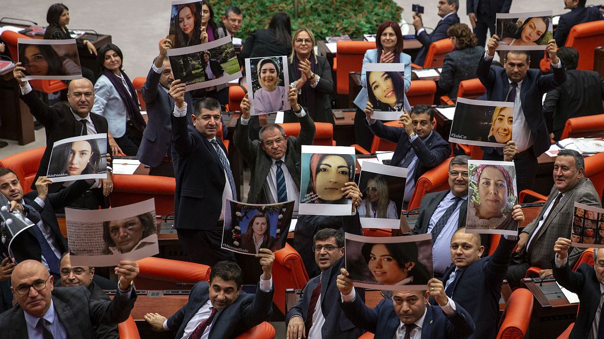 Meclis'teki Las Tesis protestosu sosyal medyada tartışma yarattı  