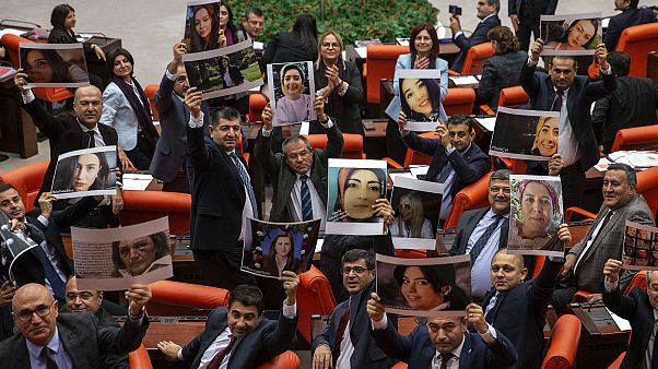 Meclis'teki Las Tesis protestosu sosyal medyada tartışma yarattı Meclis'teki Las Tesis protestosu sosyal medyada tartışma yarattı