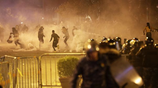 Lübnan'ın başkenti Beyrut'ta hükümet karşıtı göstericiler polisle çatıştı. Olaylarda 130'dan fazla kişi yaralandı Lübnan'ın başkenti Beyrut'ta hükümet karşıtı göstericiler polisle çatıştı. Olaylarda 130'dan fazla kişi yaralandı