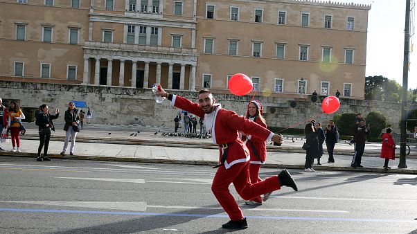 Γέμισαν Αγιοβασίληδες οι δρόμοι της Αθήνας Γέμισαν Αγιοβασίληδες οι δρόμοι της Αθήνας