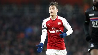 Arsenal forması giyen Mesut Özil, Çin'in Doğu Türkistan'daki politikalarına sessiz kalan Müslümanlara tepki göstermişti