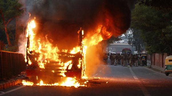 Hindistan'ın başkenti Yeni Delhi'de vatandaşlık yasası protestoları sırasında bazı otobüsler ateşe verildi Hindistan'ın başkenti Yeni Delhi'de vatandaşlık yasası protestoları sırasında bazı otobüsler ateşe verildi