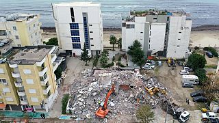 Operação de limpeza de um edifício colapsado em Durres após o sismo