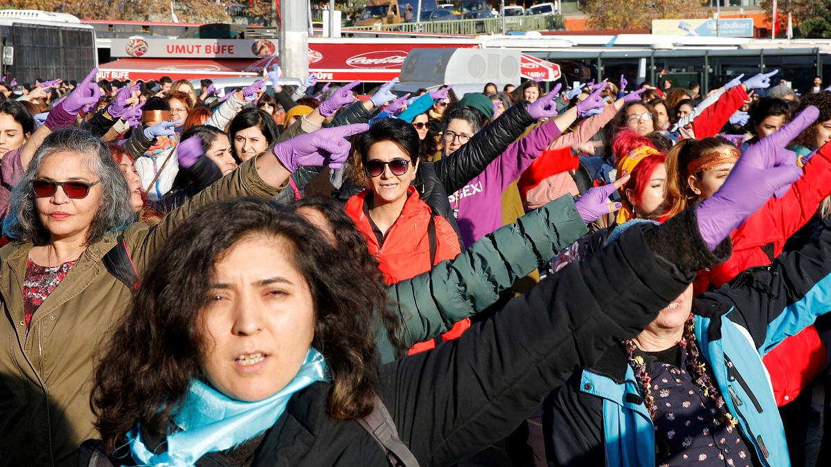 سيدات تركيات يغنين "مغتصب في طريقك" التشيلية بمدينة إسطنبول خلال مظاهرة احتجاجية ضد العنف الذكوري. 15/12/2019