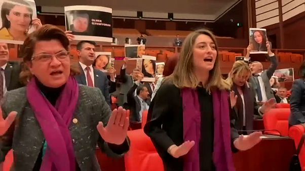 El himno feminista chileno 'el violador eres tú' irrumpe en el Parlamento turco El himno feminista chileno 'el violador eres tú' irrumpe en el Parlamento turco