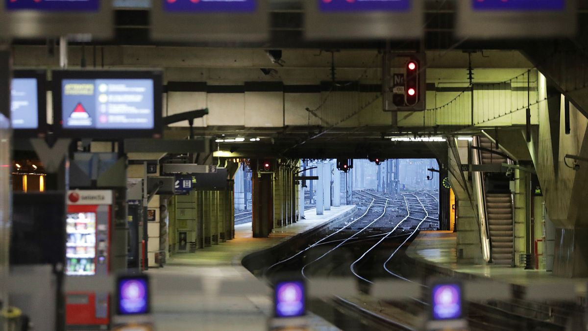 محطة مونت بارناس للقطارات بالعاصمة الفرنسية باريس. شلل تام في اليوم الحادي عشر للإضراب ضد إصلاح نظام التقاعد 15/12/2019 