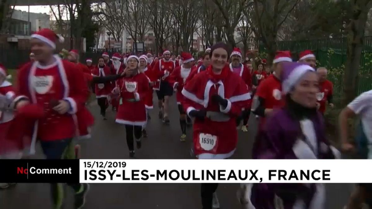 مسابقه بابانوئل‌ها در پاریس برای کمک به کودکان بیمار