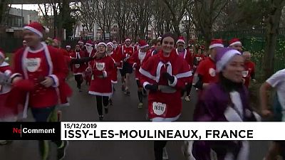 شاهد: سباق خاص بسانتا كلوز في ضواحي باريس لمساعدة الأطفال