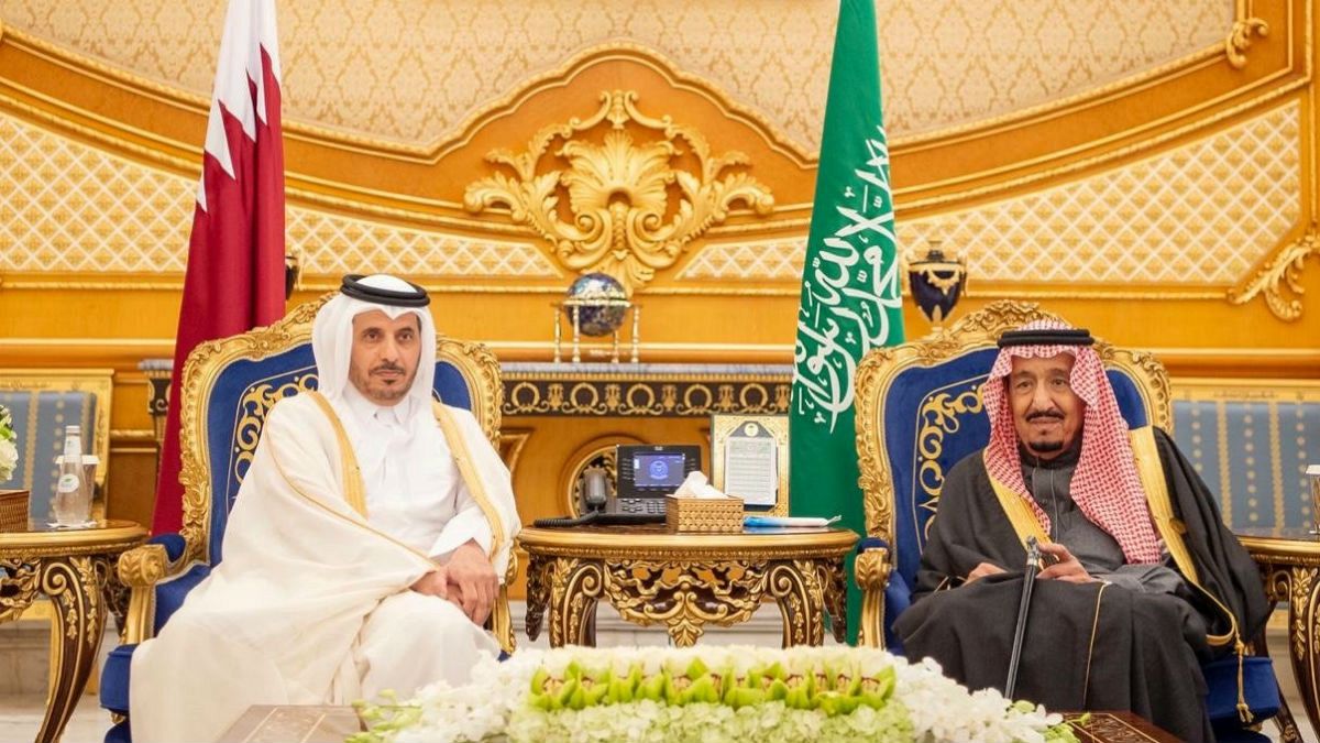 دیدار پادشاه عربستان با نخست‌وزیر قطر در حاشیه نشست شورای همکاری خلیج فارس