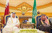 دیدار پادشاه عربستان با نخست‌وزیر قطر در حاشیه نشست شورای همکاری خلیج فارس