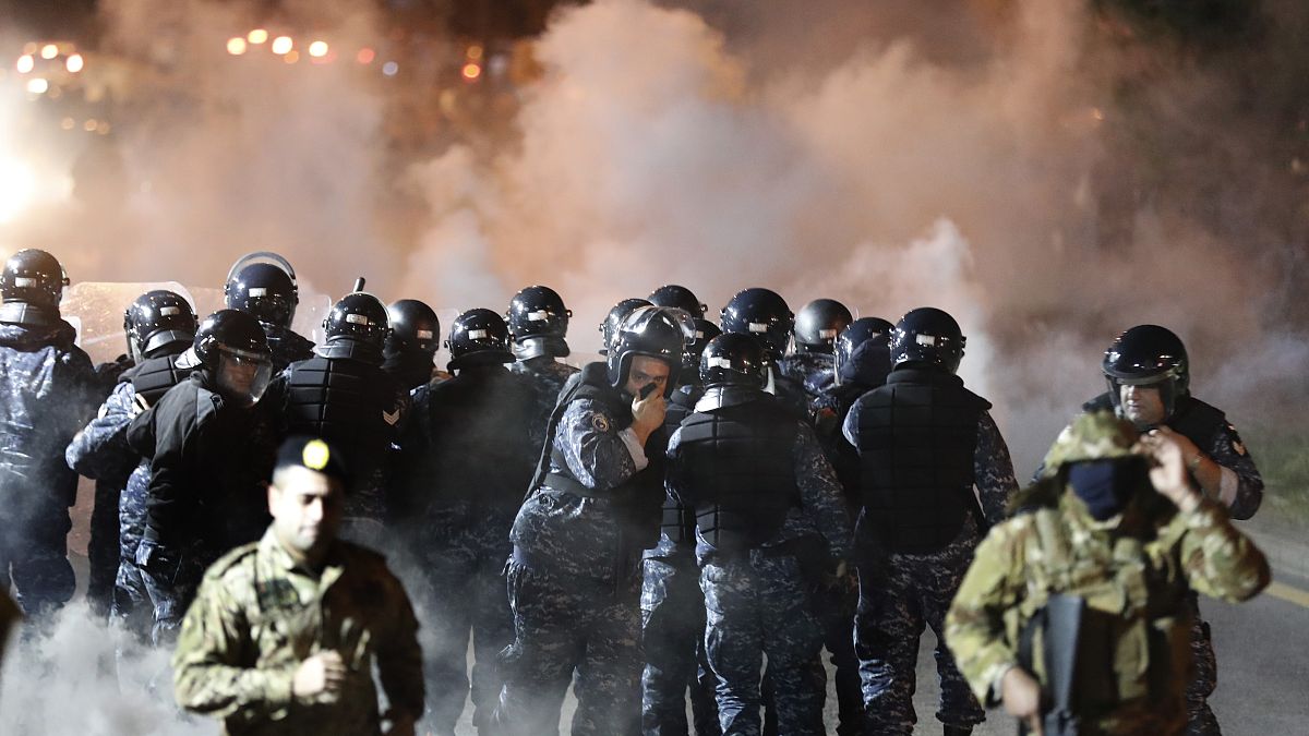 مواجهات عنيفة بين المتظاهرين والشرطة في لبنان
