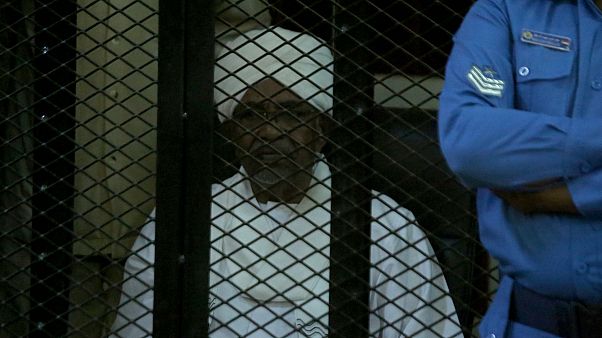 Eski Sudan Devlet Başkanı Ömer el-Beşir, devam eden davalarda suçlu bulunması durumunda, idam cezası ile karşı karşıya kalabilir Eski Sudan Devlet Başkanı Ömer el-Beşir, devam eden davalarda suçlu bulunması durumunda, idam cezası ile karşı karşıya kalabilir
