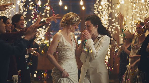 Hallmark, reklam sonrası gelen tepkiler üzerine özür diledi Hallmark, reklam sonrası gelen tepkiler üzerine özür diledi