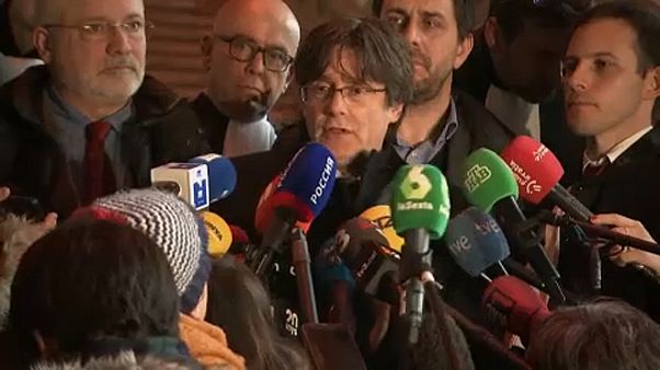 "Breves de Bruxelas": tribunal belga adia decisão sobre Puigdemont "Breves de Bruxelas": tribunal belga adia decisão sobre Puigdemont