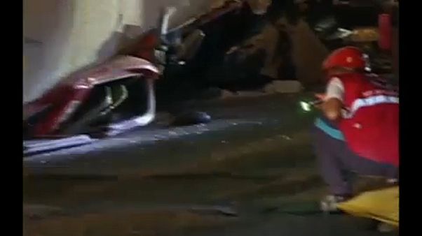 Exhaustiva búsqueda de supervivientes en Filipinas tras un terremoto Exhaustiva búsqueda de supervivientes en Filipinas tras un terremoto