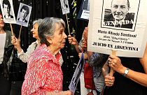 Des mères de personnes disparues pendant la dictature militaire en Argentine manifestent devant l'ambassade de France à Buenos Aires, le 9 avril 2014