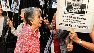 Des mères de personnes disparues pendant la dictature militaire en Argentine manifestent devant l'ambassade de France à Buenos Aires, le 9 avril 2014
