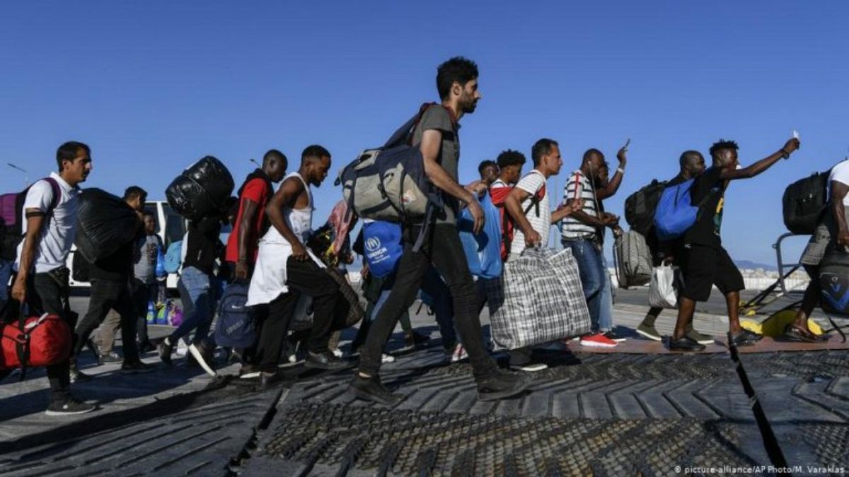 Akdeniz'de kurtarıldıktan sonra Yunan adalarına getirilen kaçak göçmenler