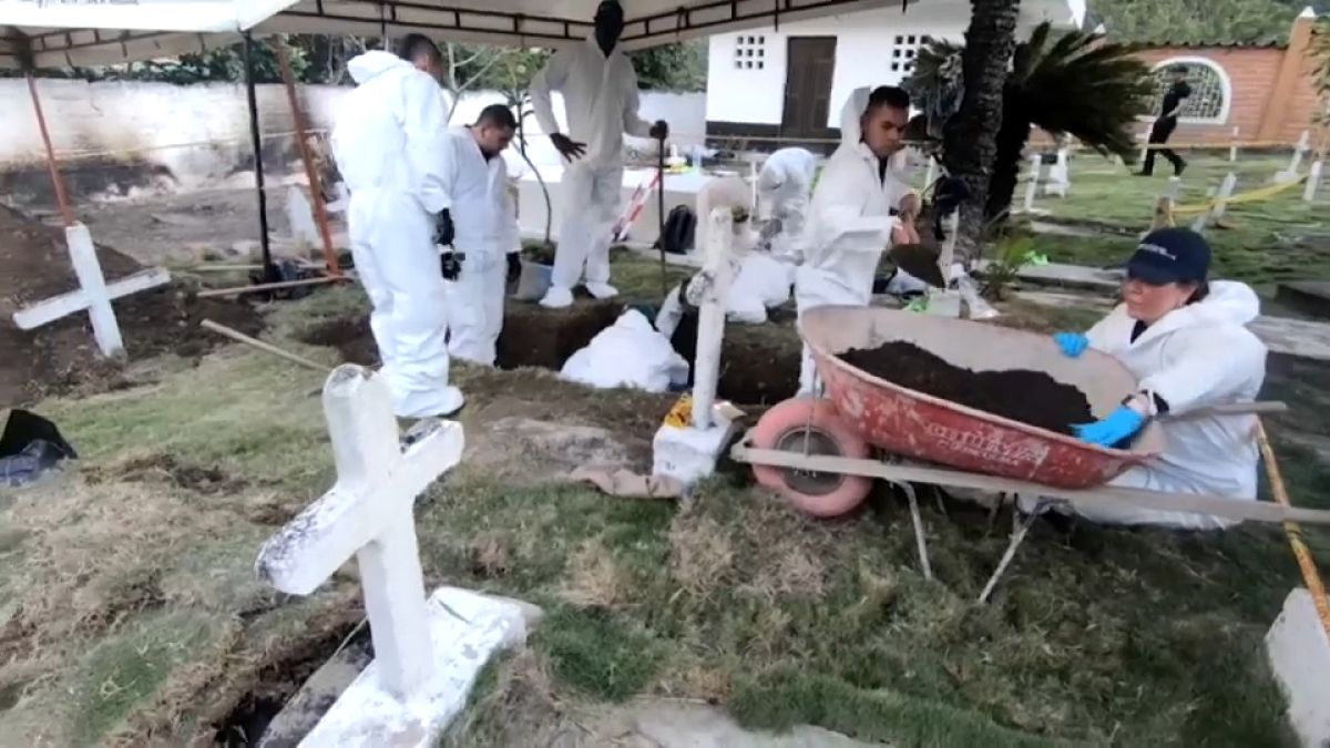 Exhumaciones en Colombia para investigar el asesinato de civiles para disfrazarlos de guerrilleros