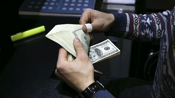 هیجان بازار ارز با نزدیک شدن به مهلت FATF؛ دلار مسیر صعودی در پیش گرفت هیجان بازار ارز با نزدیک شدن به مهلت FATF؛ دلار مسیر صعودی در پیش گرفت