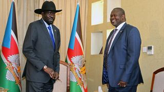 رئيس جنوب السودان سلفا كير ميارديت ونائب الرئيس السابق وزعيم المتمردين ريك مشار