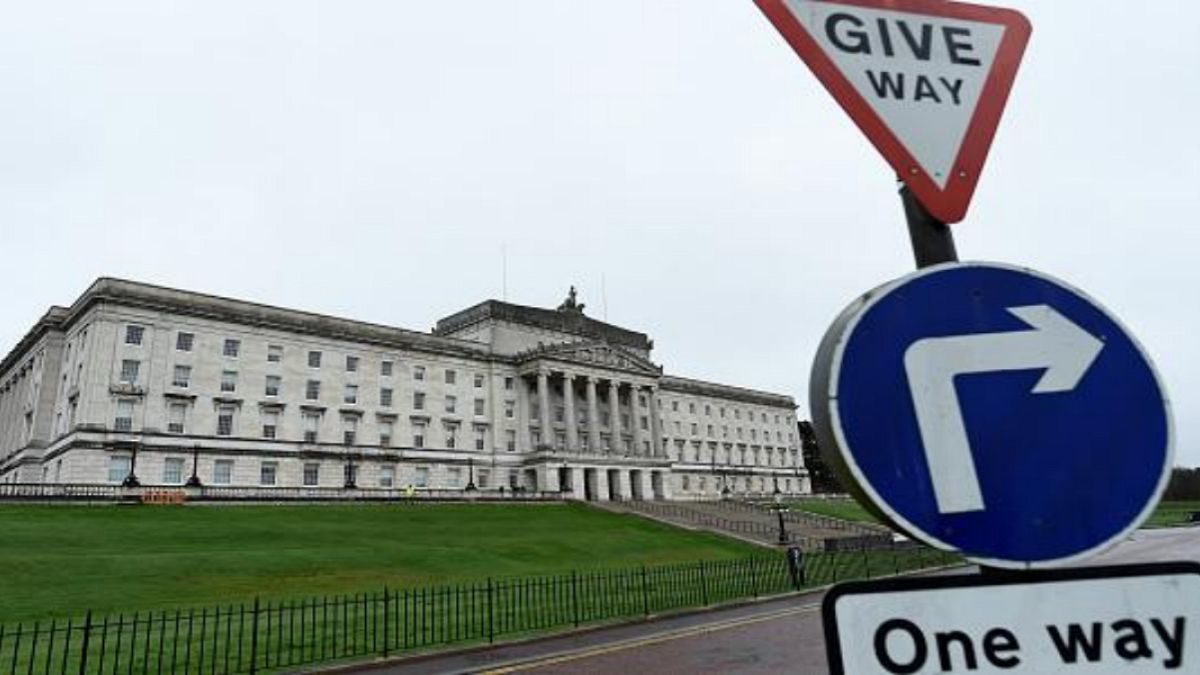 الانتخابات البريطانية تدفع أحزاب إيرلندا الشمالية لإحياء الحكومة الائتلافية 