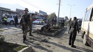انفجار بمب کنار جاده‌ای در ولسوالی علی‌شیر افغانستان جان ۱۰ غیرنظامی را گرفت