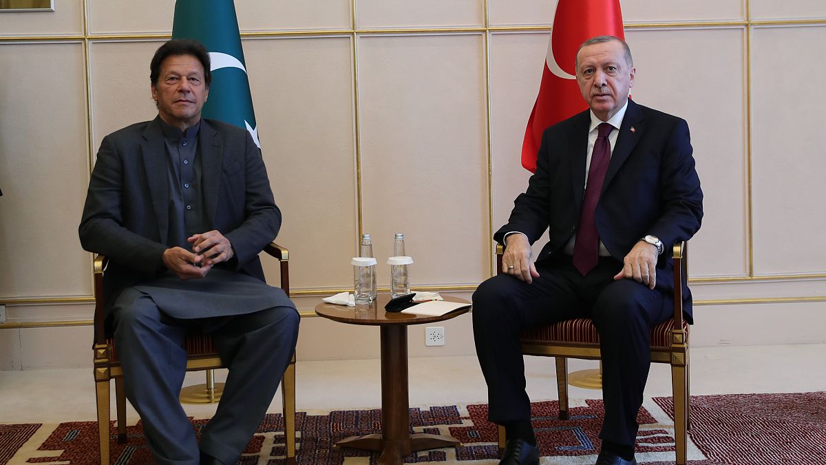 BM Cenevre Ofisi'nde 1. Küresel Mülteci Forumu'na katılmak üzere Cenevre'de bulunan Cumhurbaşkanı Erdoğan, Pakistan Başbakanı İmran Han ile görüştü.