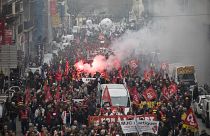 مظاهرات حاشدة في فرنسا رفضا لاصلاح أنظمة التقاعد والحكومة  متسمكة بموقفها