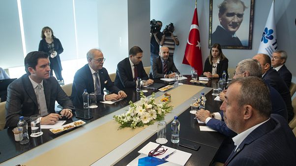 İşçi, işveren ve hükümet temsilcilerinden oluşan Asgari Ücret Tespit Komisyonu, 2020'de uygulanacak asgari ücreti belirleme çalışmaları kapsamında üçüncü kez toplandı. İşçi, işveren ve hükümet temsilcilerinden oluşan Asgari Ücret Tespit Komisyonu, 2020'de uygulanacak asgari ücreti belirleme çalışmaları kapsamında üçüncü kez toplandı.