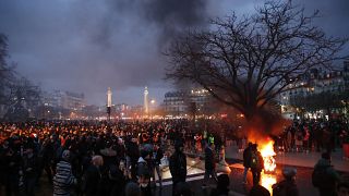 الرشطة تطلق الغاز المسيل للدموع لتفريق المتظاهرين في باريس