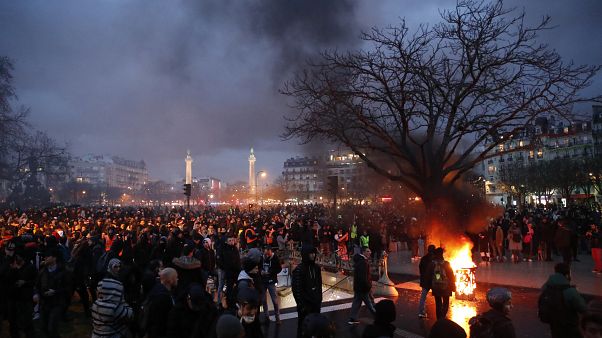 الرشطة تطلق الغاز المسيل للدموع لتفريق المتظاهرين في باريس الرشطة تطلق الغاز المسيل للدموع لتفريق المتظاهرين في باريس