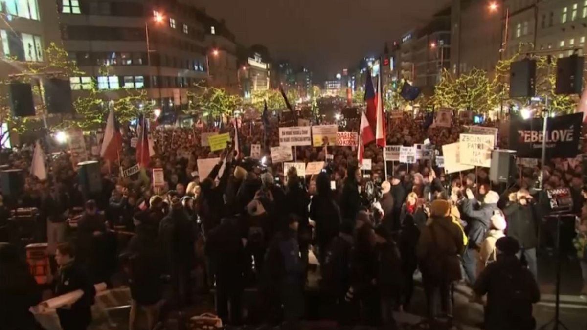 Des milliers de manifestants ont défilé dans les rues de Prague. 