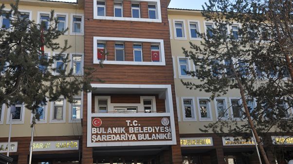 Muş'ta Bulanık ve Varto ilçelerinin HDP'li belediye başkanları ile iki meclis üyesi, haklarında yürütülen terör soruşturması kapsamında gözaltına alındı Muş'ta Bulanık ve Varto ilçelerinin HDP'li belediye başkanları ile iki meclis üyesi, haklarında yürütülen terör soruşturması kapsamında gözaltına alındı