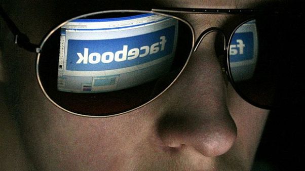 Facebook sizi izliyor Facebook sizi izliyor