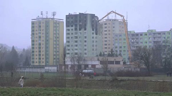 Lebontják a kiégett eperjesi toronyházat Lebontják a kiégett eperjesi toronyházat