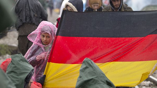Yunanistan'ın Idomeni kasabasında Alman bayrağı açan göçmen çocukları Yunanistan'ın Idomeni kasabasında Alman bayrağı açan göçmen çocukları