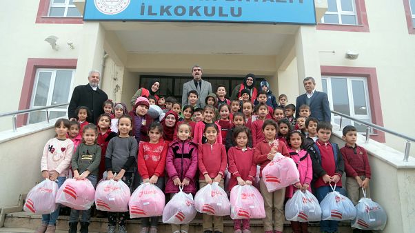 Kahramanmaraş'ta ihtiyaç sahibi bin 100 öğrenciye kışlık kıyafet ve ayakkabı yardımı yapıldı. Kahramanmaraş'ta ihtiyaç sahibi bin 100 öğrenciye kışlık kıyafet ve ayakkabı yardımı yapıldı.